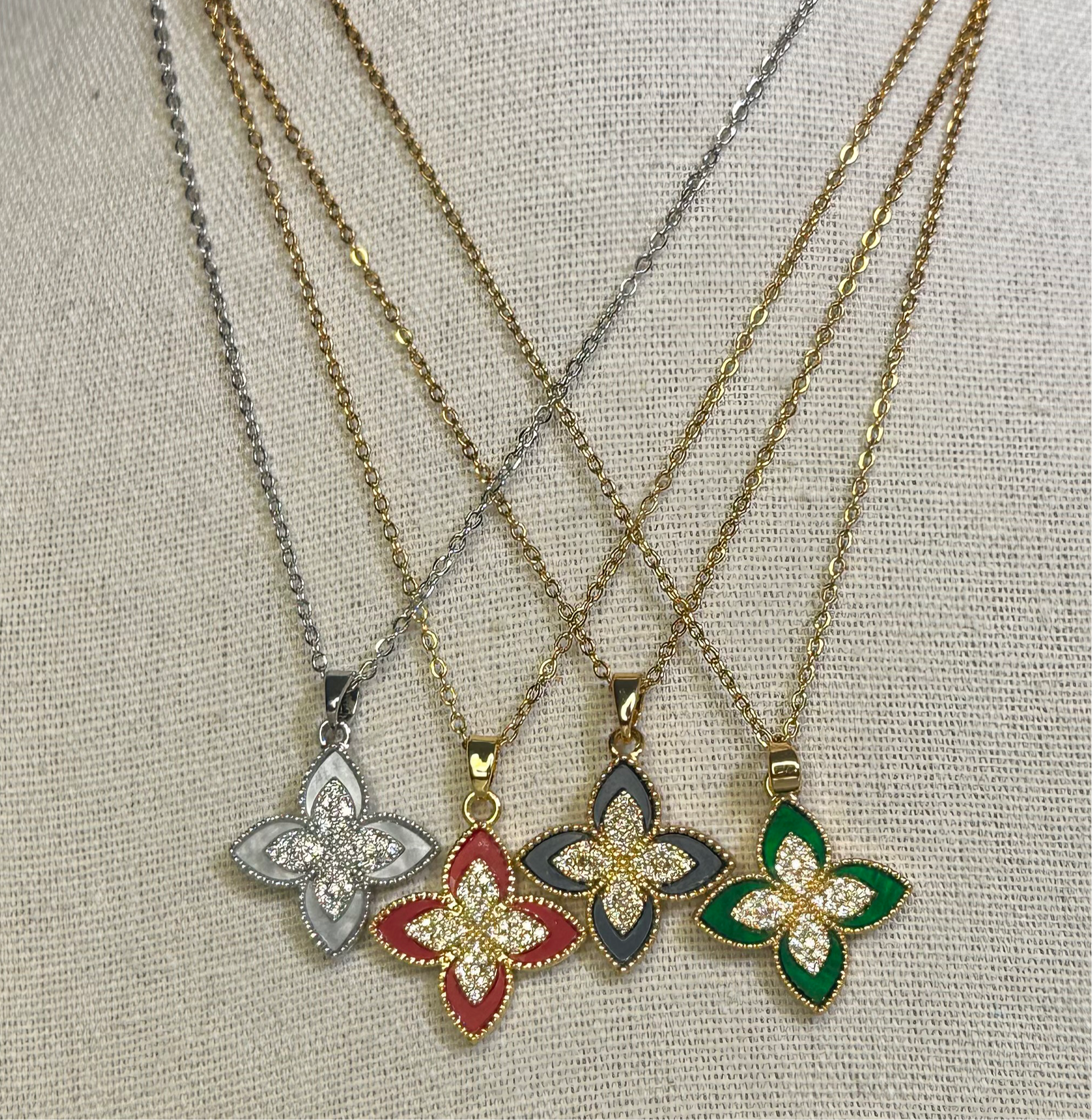 Zicorn four lead flower necklace - Ewaronkes Jewels